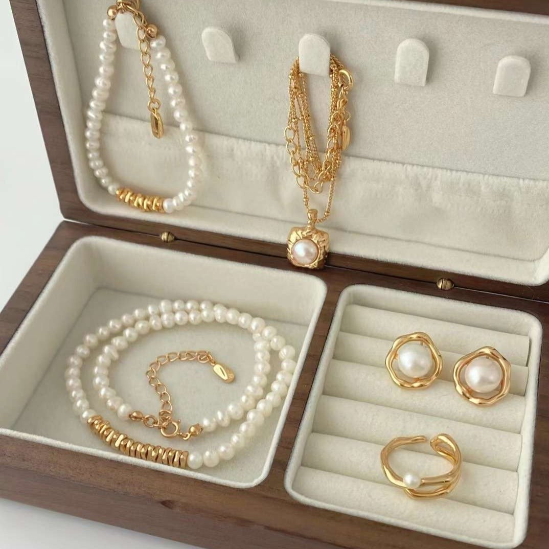 Coffret cadeau 2 pièces pépites d'or et colliers de perles